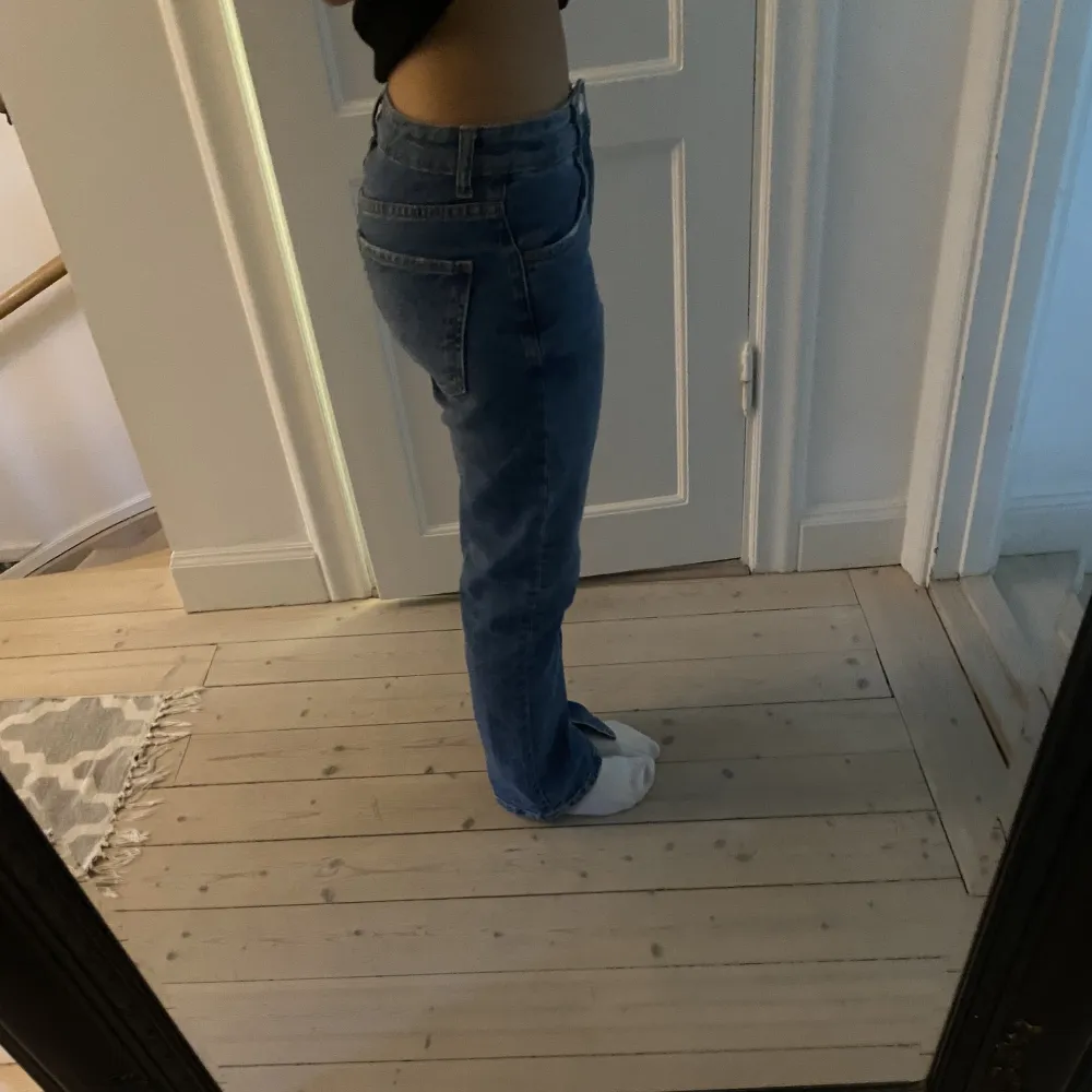 Zara jeans i storlek 164 men passar även midjemåttet 24-26 och längden 30. Har använt dem en gång så otroligt (!!) bra skick!!! 🤩 dem är straight leg med en slitz. Jeans & Byxor.