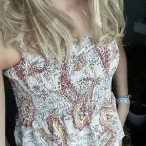 Gullig topp🙌🏽🤍 - Säljer en jättegullig beige röd mönsterfärgad topp. Använd 1-2 gånger och säljer pågrund av att den inte kommer till användning hos mig. Perfekt när man ska utomlands🙌🏽💘