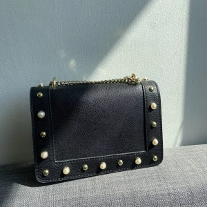 Väska  - Super fin axelremsväska från Don Donna med guldiga detaljer som tyvärr inte kommer till användning. Sparsamt använd och inga skador👛🤍