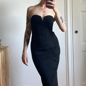 Fodralklänning other stories - Den populära klänningen från other stories. Inbyggd korsett, ger helt fantastisk figur. Använt en gång så säljer enbart vid begärt pris. 