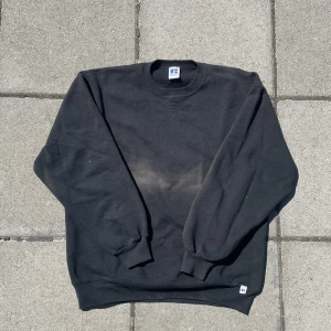 Vintage Russell Athletic  - Solblekt med små hål på sig  