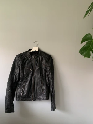 Skinnjacka - Nött i armarna men annars fin.