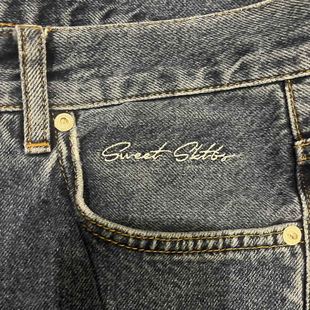 Sweet Sktbs jeans i blå urtvättad färg, super snygga. Använda 5 gånger ungefär, endast lappen på som blivit lite skadad av bältet. Som nya utöver det. . Jeans & Byxor.