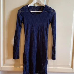 Blå klänning spets - Superfin genomskinlig spetsklänning från Gina i storlek S. Nyskick. Den är genomskinlig, så den är till för att ha över något. Hör av dig vid funderingar.💌