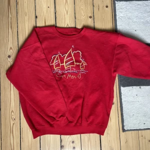 Röd vintage tröja - Röd vintage sweatshirt med tryck, köpt på beyond retro. Sitter som en storlek M