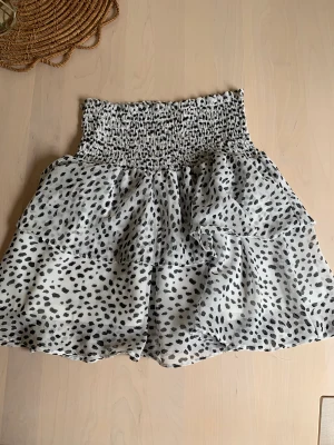 Volangkjol från Chelsea  - Vit Volangkjol köpt på Chelsea i Göteborg. Fint skick inga fläckar 