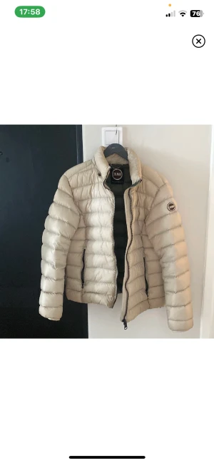 Colmar jacka - Säljer nu denna beiga colmar jacka då den inte kommer till användning. Jackan är i ett skönt material och har inga defekter. Luva medföljer! Den är köpt för ca 5000kr men säljer för 1399kr, pris kan diskuteras vid snabb affär! Skriv för fler bilder🤍🫶🏽