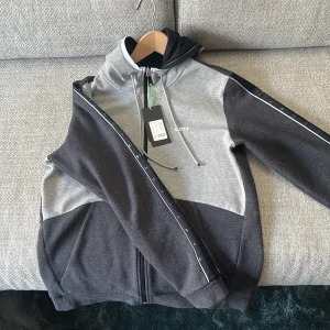 Boss zipup och byxor - (INTRESSEKOLL) Cond 10/10 använd max 4 ggr Nypris 1999kr på room 1006 emporia. Pris 1500kr  Finns matchande byxor för  Nypris 1399kr  Cond 10/10 Pris 1000  För allt 2699kr bara. Ställ gärna frågor  