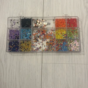 Pärlor  - Massa små pärlor och berlocker😍 allt för 65kr + frakt (lådan ingår ej om man inte köper till för 10kr)