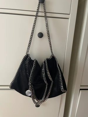 Stella McCartney väska  - Säljer min Stella då jag har tröttnat på den. Har haft den i flera år så den är använd men är i bra skick fortfarande 