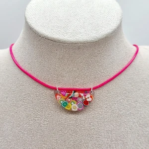 Handgjort halsband  - Handgjort halsband och exklusiv design. Gjord i bra kvalitet ●Material-resin,textil. Nickel fri. Längd: 20,5cm  [frakt 15kr]