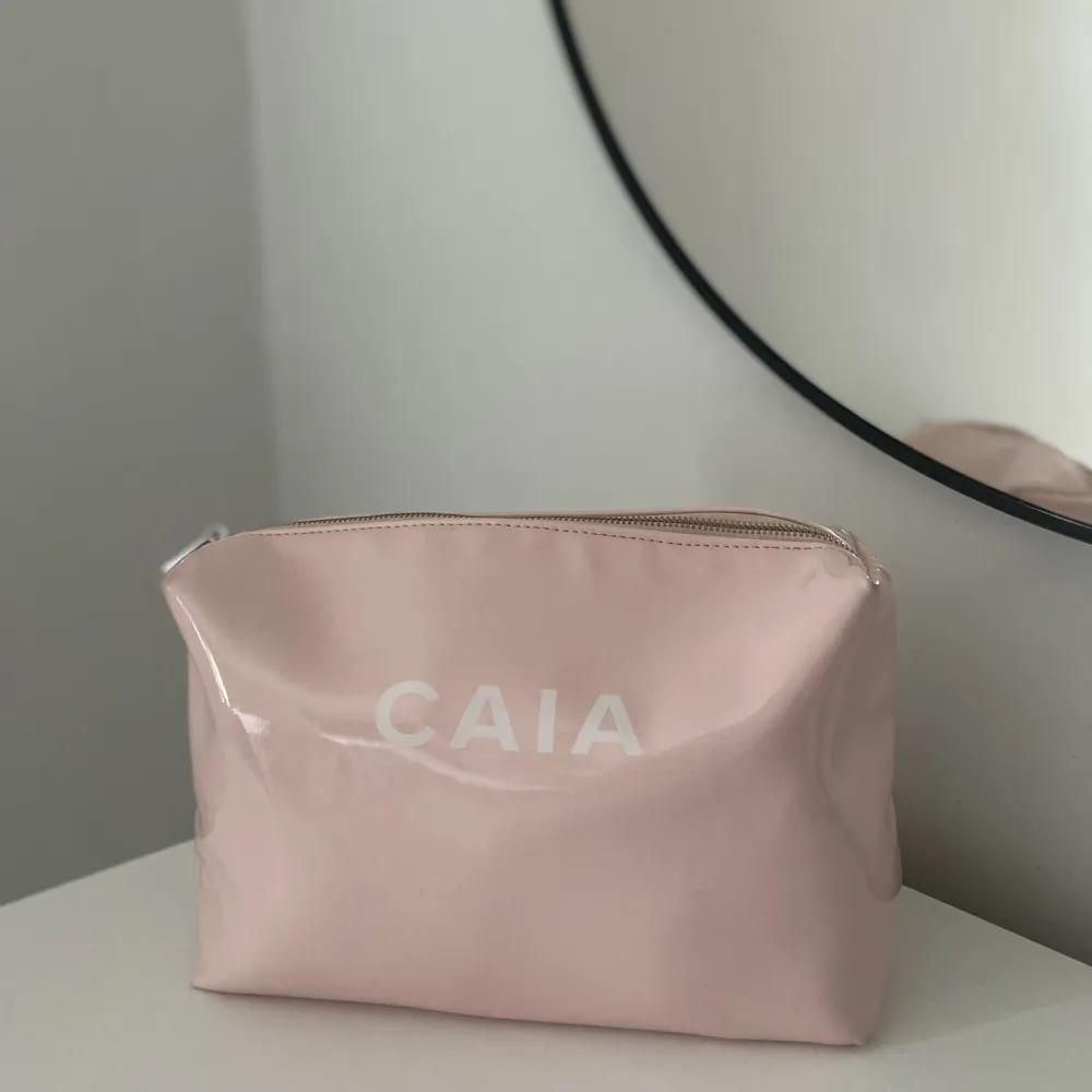 CAIA NECESSÄR FITS ALL PINK BAG. I fint använt skick 150kr + frakt (kan diskuteras) ✨✨✨✨. Väskor.