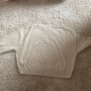 Stickad tröja - Lite kort i magen. Fin och passar till massa byxor/Shorts.  