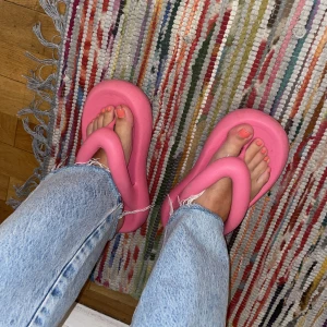 Axel Arigato  - Sjukt snygga badtofflor ifrån arigato.   Säljer för har många tofflor så dessa kommer inte till användning.   Nypris för dessa är: 1400 sek