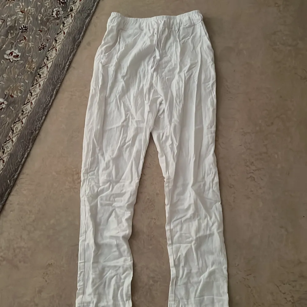 Vita och beiga linnebyxor aldrig använda säljer för de är för små Båda för 650 ett par för 350. Jeans & Byxor.