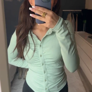 Scrunchad topp från Bikbok - Säljer denna jättefina mintgröna toppen från Bikbok! Den är endast använd en gång och säljes då den är för stor för mig:( Nypris 299:- Hör gärna av er vid vidare intresse eller frågor ❤️‍🔥