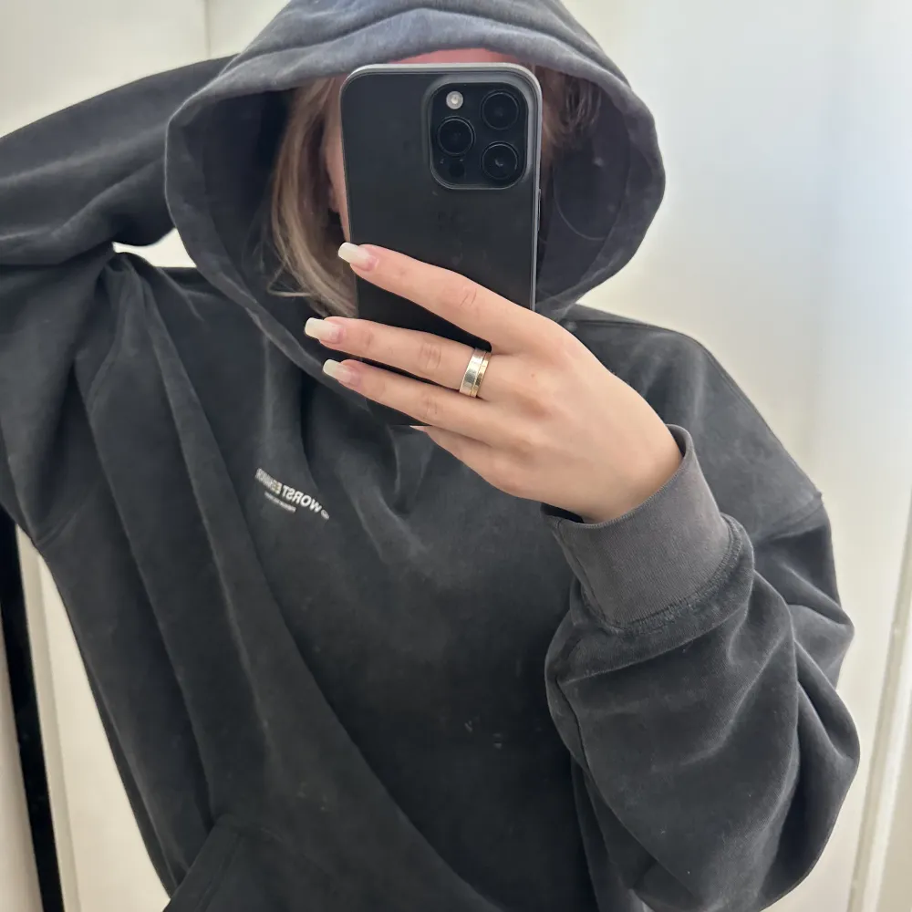 Unisex hoodie med snyggaste passformen från WRSTBHVR!! Nypris ca 900, passar perfekt på mig som är en S. Hoodies.