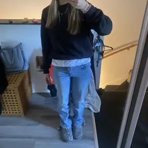 Säljer dessa SKIT snygga jeans från ginatricot, de är från Gina Young och är i storlek 164, men jag med XS-S passar dessa bra på mig💕är 169 och de är på gränsen att de passar i längden😊 200kr+frakt, pris kan diskuteras 