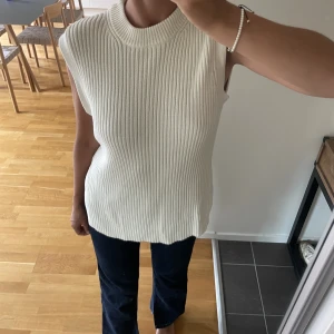 One & Other väst - Säljer denna fina västen från one & other. Originalpris 2500kr. Buda gärna 🫶🏼