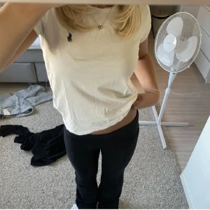 Ralph lauren t shirt  - Säljer min ralph lauren t shirt då den inte kommer till användnig. Skriv för frågor, 2 första är lånade bilder💕 Storleken är utsuddad men sitter som en xs/S