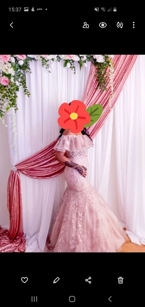 Festklänning  - Klänningen är bara använd en gång. Jag är 165 cm lång. klänningen köpte jag för 7000. Den är i nyskick.