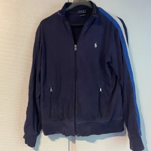 full zip tröja  - en blå full zip från ralph lauren skick7/10 använd men inte trasig. storlek S. pris kan diskuteras, skriv för fler bilder eller funderingar 
