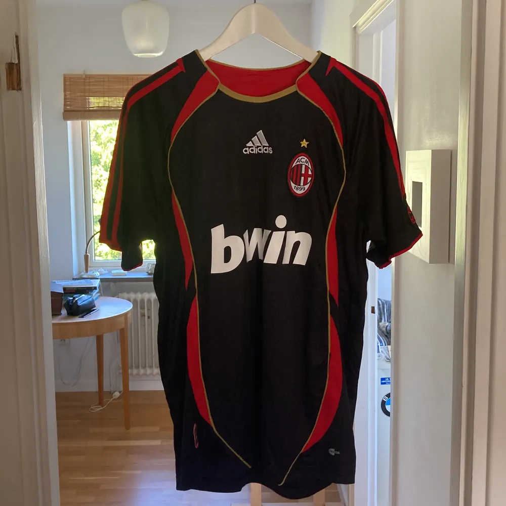 AC Milans bortaställ 2006-2007 Tröjan är i nyskick och har aldrig varit använd.  Storlek M, men passar även för S.. T-shirts.