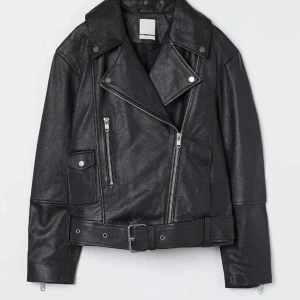 Skinnjacka  - Skinnjacka från H&M i storlek S Endast testad Nypris 5 499kr