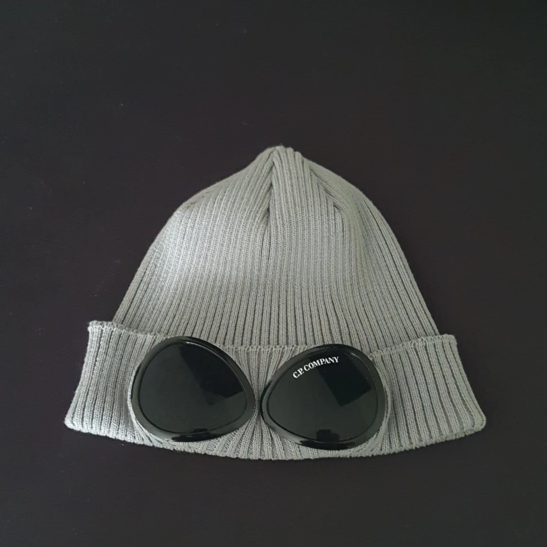 Hej! Jag säljer en grå c.p company mössa som är äkta