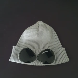 Hej! Jag säljer en grå c.p company mössa som är äkta - Använd ett fåtal gågnger skick 9/10 köpt för 1300 säljer för 800 säljs pga passar inte min still längre 