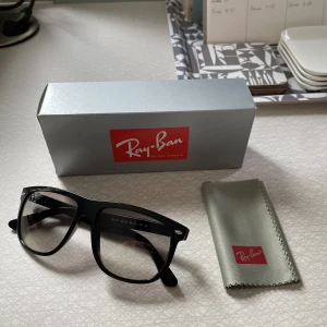 Ray-Ban Boyfriend - Säljer av dessa riktigt feta glajjor pga ingen användning av de längre. Har kvar låda samt kartong. Köpta för 1300. Inga flaws och mer eller mindre oanvända! Tveka inte på att skriva vid funderingar! Pris kan diskuteras. Tar emot byten!