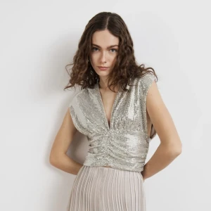 Festtopp från Gina Tricot - Glittrig topp från Gina tricot, aldrig använd! Lapparna sitter kvar. Storlek S. 