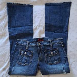 Säljer dessa supersnygga jeans från Blue Cult Women (storlek 29) i jättefint skick💙🫶 Jeansen är lågmidjade i bootcut-modell och har jättesnygga fickor framtill och fina detaljer🪼 De har inga fickor baktill, vilket ger till stilen🫶 Använd gärna köp nu😊💕