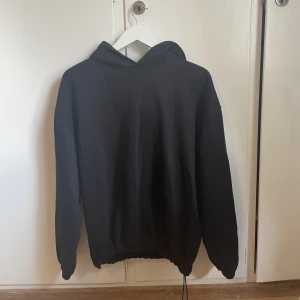 Hoodie weekday  - Svart hoodie från weekday, har ihopdragbart snöre i midjan för fin passform, strl S/M oversize nypris 500kr🌸
