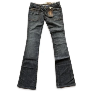 Frankie B jeans - Snygga jeans från 00talet. Frankie B va kända för göra de lågaste av låga jeans🤩 så fina men tyvärr lite för tajta för mig över låren;( us strlk 2, 38cm i midjan (mätt rakt över) och 86cm i innerbenslängd. Inte sätt några defekter. En lapp finns fof kvar