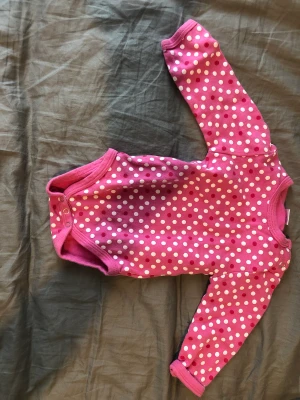 Body - Fin rosa prickig body som är använd någon enstaka gång 