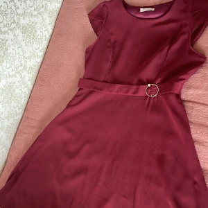 Vinröd klänning  - Vinröd klänning i väldigt bra skick och som inte kommer till användning. Skriv gärna om du har frågor eller vill diskutera priset 😊🙂