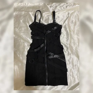 Killstar klänning - Klänning från killstar, aldrig använd bara testad! 'Killstar Bury Me Bondage dress' säljer den för halva priset jag fick den för 😍 Helt nyskick