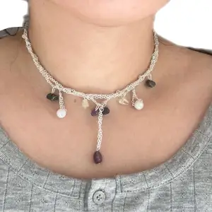 Handgjort halsband med ädelstenar🎀 nickelfri 