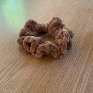 Virkad scrunchie! - Finns i flera olika färger, det är bara att fråga!