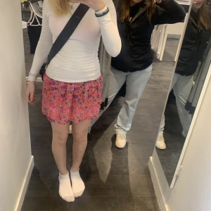 Super söt kjol  - Blommig jätte fin kjol från bik bok som inte kommer till användning!💞 aldrig använd💞