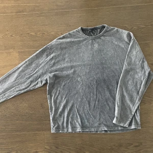 Oversize tröja med tryck  - Säljer min oversize - tröja med blodtryck på ryggen.  OBS, köpare står för frakt! 