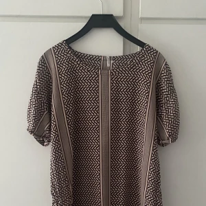 kortärmad tröja  - tunnt material!!