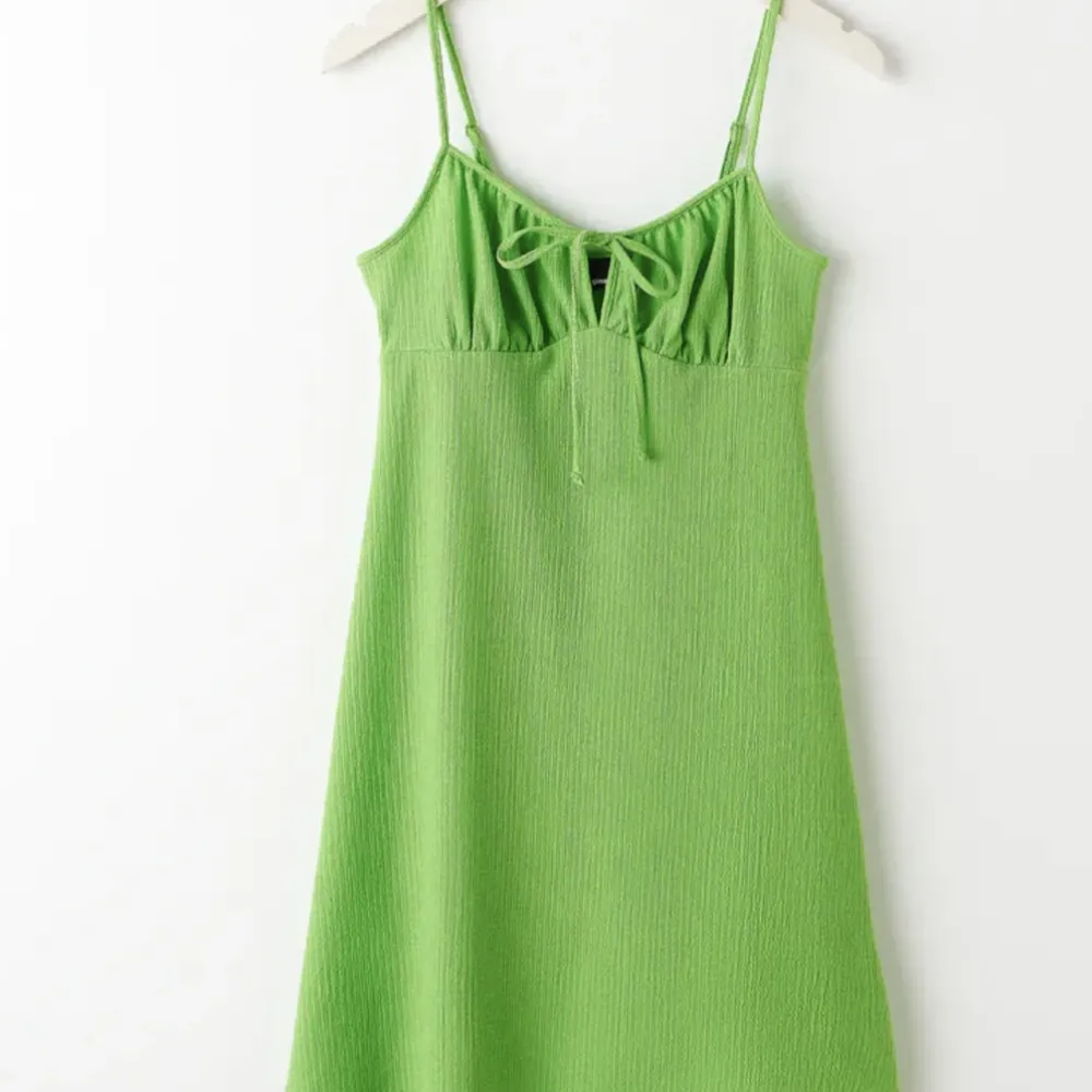 En lime grön klänning från Ginatricot i storlek M. Rättvis i storlek men skulle funka i S också. Använd ett fåtal gånger, de vill säga så gott som ny.. Klänningar.
