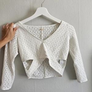 Topp - Supersöt spetstopp från hollister, använd ca 2 gånger och är i fint skick❤️