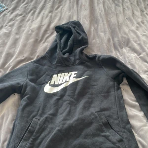 Nike tröja  - Hejj säljer en jätte fin Nike tröja för 100 kr 