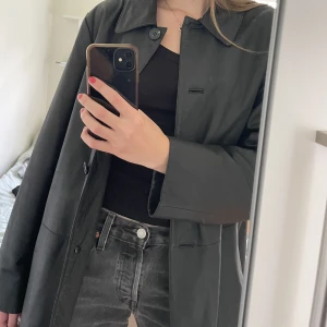 Skinnjacka/kavaj - Säljer min kavaj/jacka i skinn. Köpt second hand men i fint skick! Sitter oversized på mig, jag är 174 cm lång och har vanligtvis S/M. Kan skicka på posten eller mötas upp, köparen står för fraktkostnad!