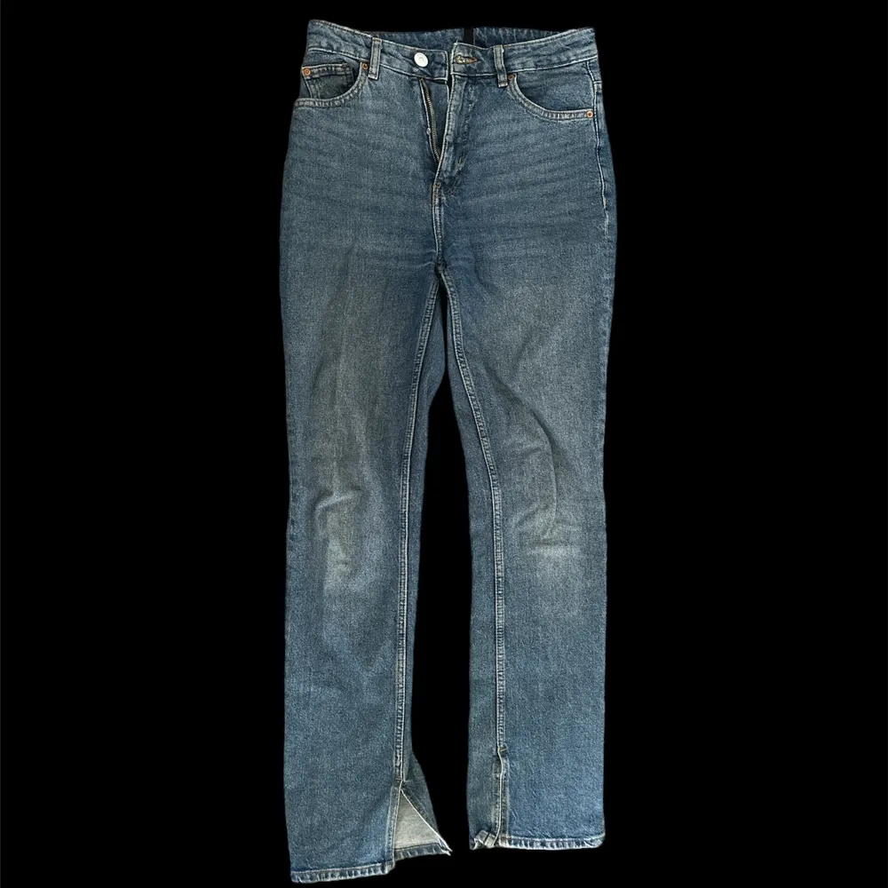 Säljer mina favorit jeans. Slits nedtill och väldigt sköna. Säljer på grund av att de har blivit för små😩. Jeans & Byxor.
