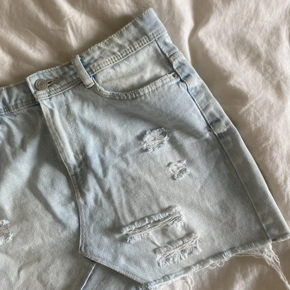 Jättefin jeanskjol från Zara i ljus denim Storlek S. Kjolar.