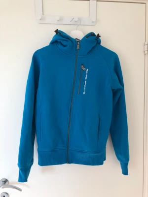 Equipe hoddie blå - Då fin blå hoddie från Equipe.
